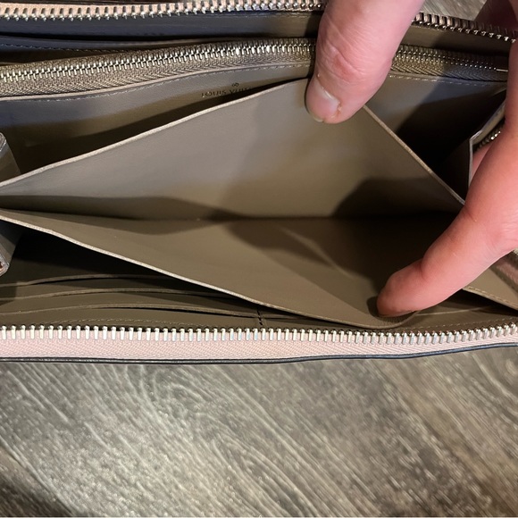 Louis Vuitton Comete Wallet in Taurillon Leather - Picture 13 of 16